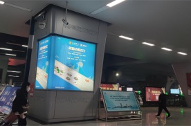 河南郑州东站到达层1层火车高铁媒体灯箱