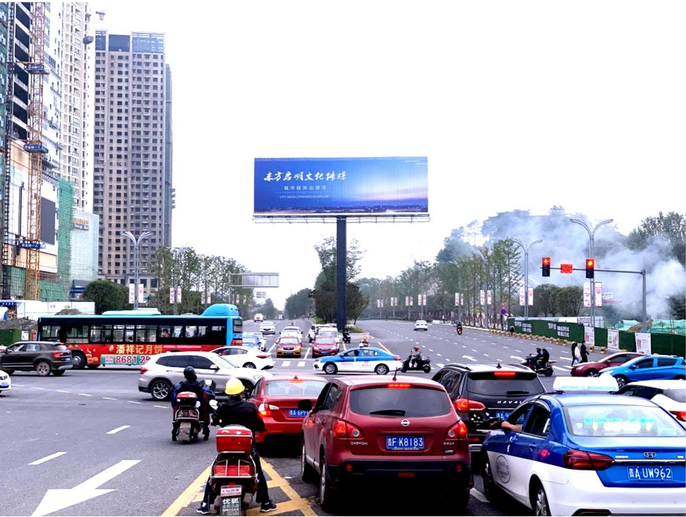 贵州贵阳数博大道与北京西路交汇处市区路中媒体多面翻大牌
