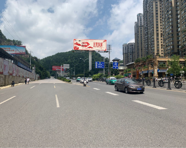 贵州贵阳观山东路中段（天誉城附近）市区路中媒体多面翻大牌的图片