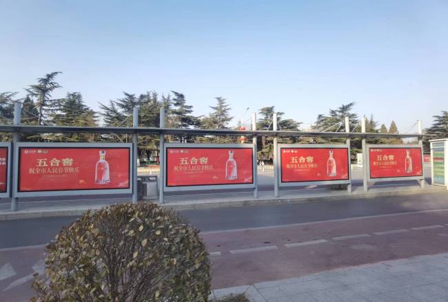 河北保定保定市区公交候车亭公交站亭媒体灯箱的图片