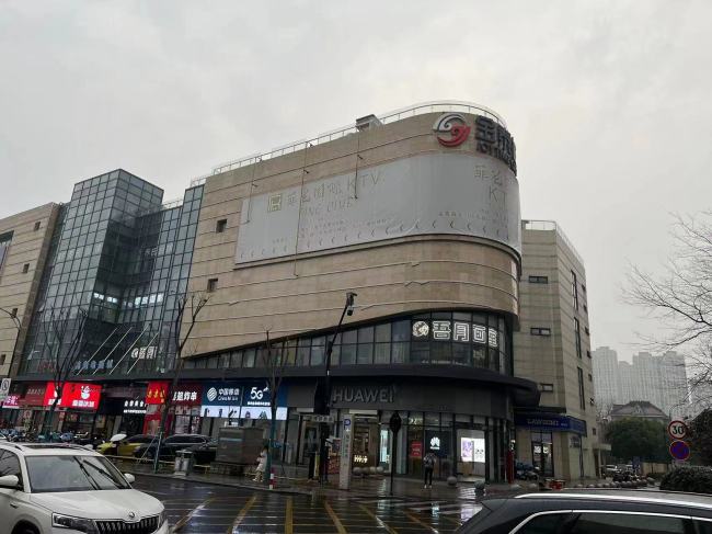 浙江嘉兴海宁浙江海宁银泰城金泰城地标大牌地标建筑媒体单面大牌的图片