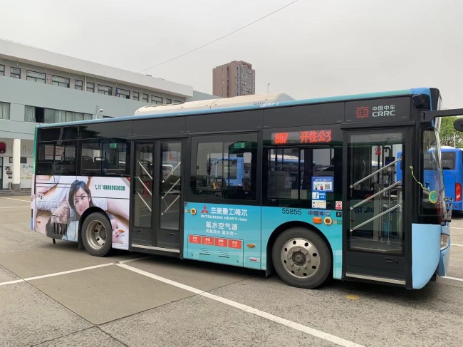 浙江宁波慈溪慈溪公交车媒体车身的图片