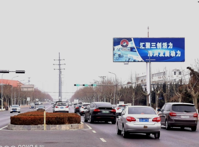辽宁大连旅顺口区开发区兴发路与顺康街交汇处街边设施媒体喷绘/写真布的图片