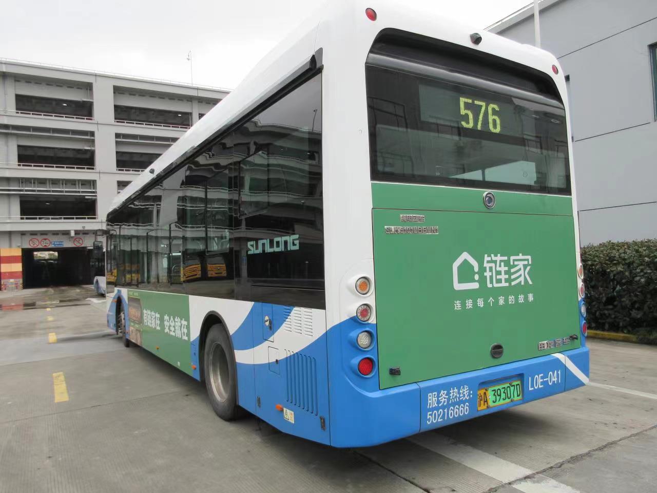 上海浦东新区的公交车媒体海报