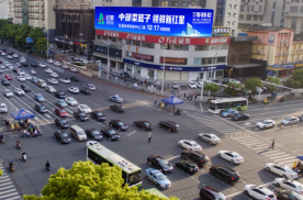 湖南长沙芙蓉区芙蓉中路与人民西路交汇处花旗银行楼顶（朝东北）市区广场媒体LED屏
