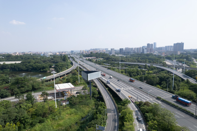 广东佛山佛清从高速博爱路出口高速公路媒体单面大牌的图片