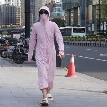 过度防晒的年轻人，开始沉迷晒背