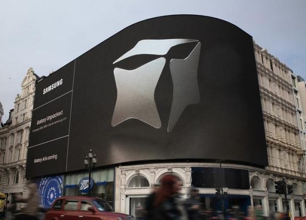 三星在全球各大城市竖起户外广告牌，预热 Galaxy S24 系列 AI 手机