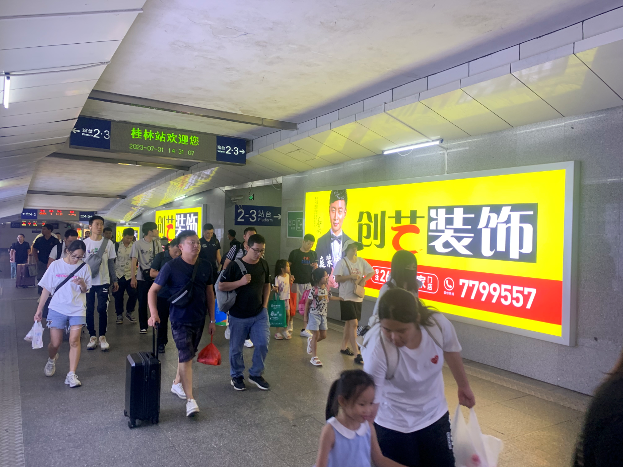 广西桂林桂林站出站通道火车高铁媒体灯箱