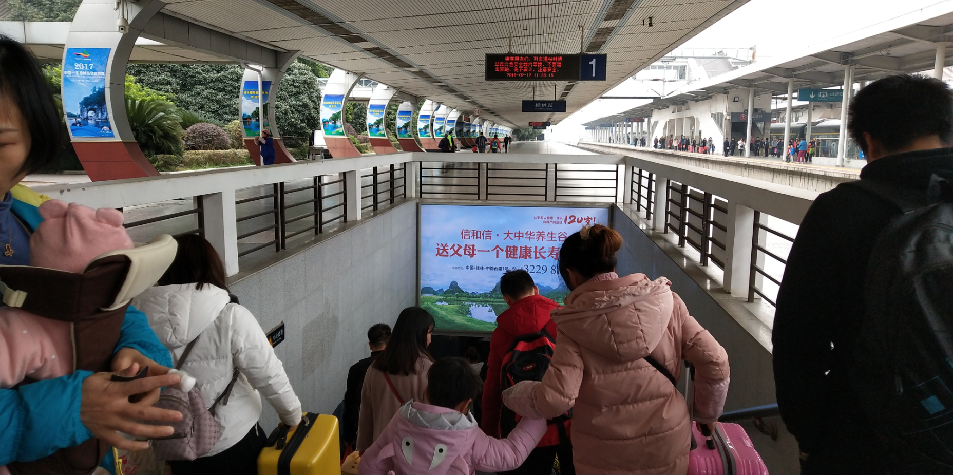 广西桂林桂林站站台出站门楣火车高铁媒体灯箱
