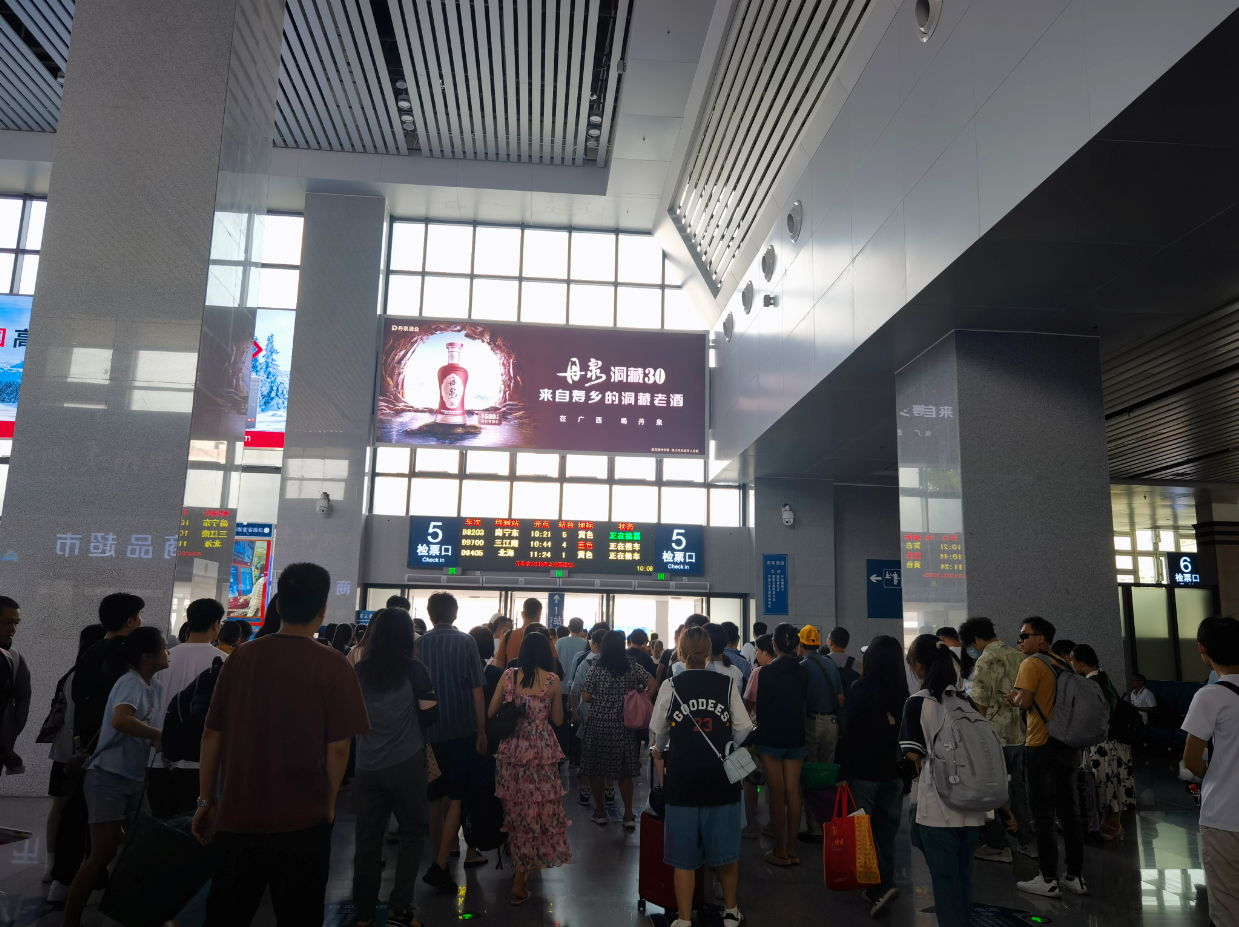 广西桂林桂林站二楼候车室第5检票口上方火车高铁媒体灯箱