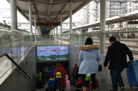 广西桂林桂林站站台出站门楣火车高铁媒体灯箱