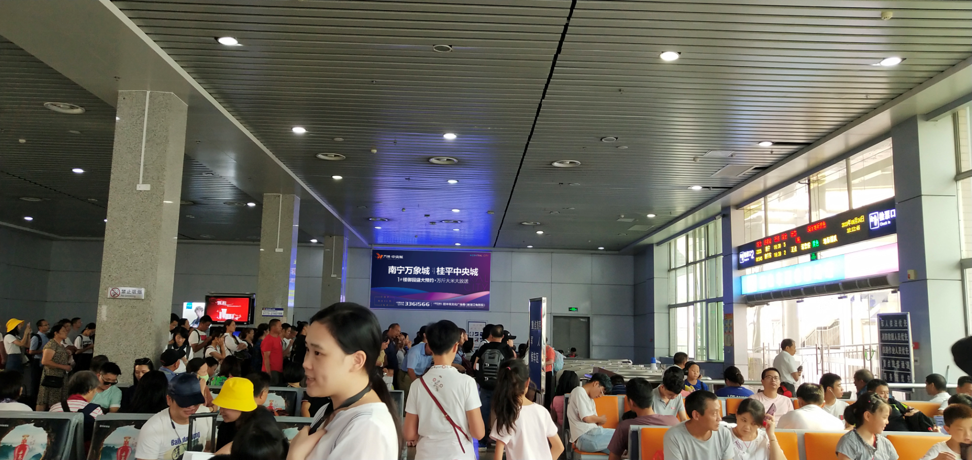 广西桂林桂林北站第二候车室火车高铁媒体灯箱