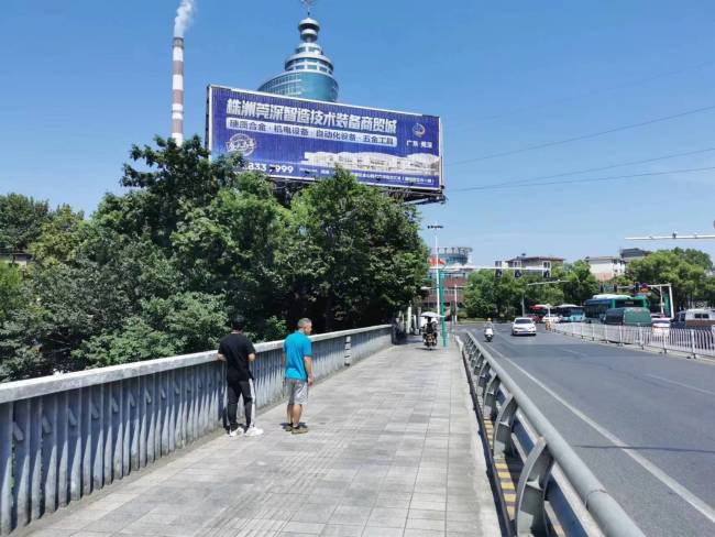 湖南株洲白石港路口市区广场媒体多面翻大牌的图片