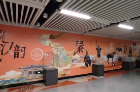 西安灞桥区西安地铁14号线全媒体独家资源列车，站厅地铁轻轨媒体包柱