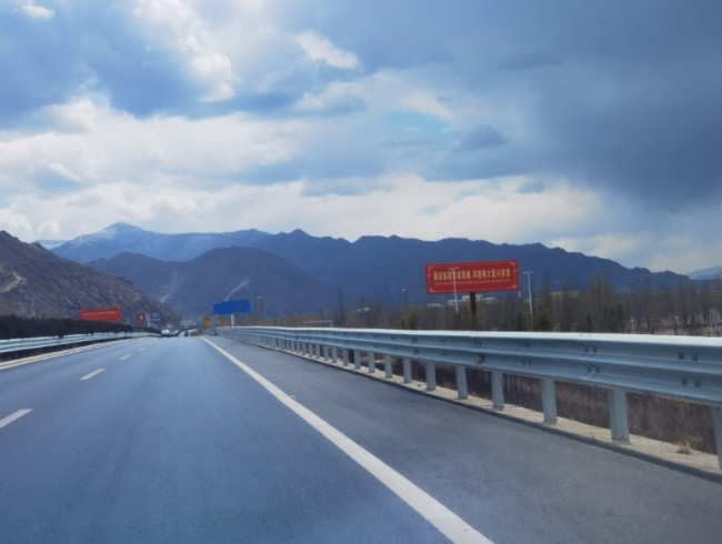 西藏拉萨拉萨机场高速路K1901.2机场媒体喷绘/写真的图片