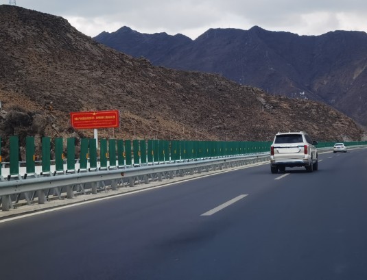西藏拉萨拉萨机场高速路K1908机场媒体喷绘/写真的图片