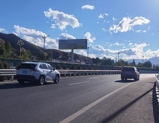 西藏拉萨拉萨机场高速路K46         机场媒体喷绘/写真的图片