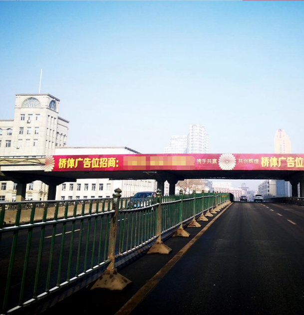 黑龙江哈尔滨南岗区和兴路与西大直街交汇高架桥体城市天桥媒体单面大牌