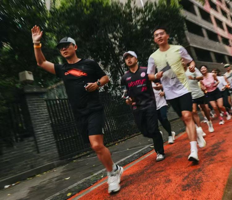 On 昂跑全国首家旗舰店在成都「耍起」