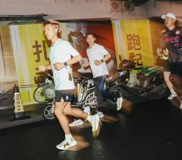 On 昂跑全国首家旗舰店在成都「耍起」