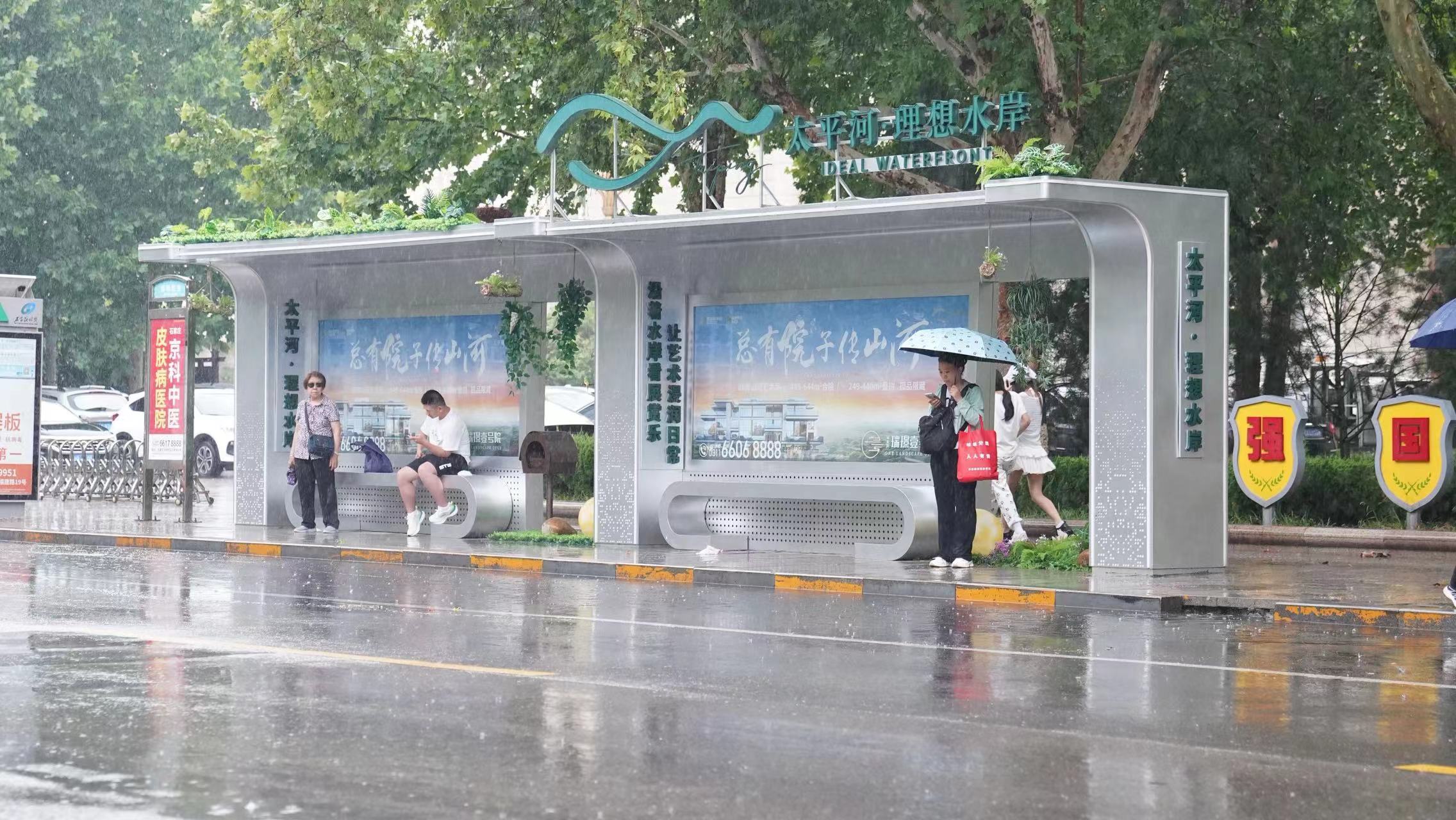 河北石家庄五区公交候车亭街边设施媒体灯箱