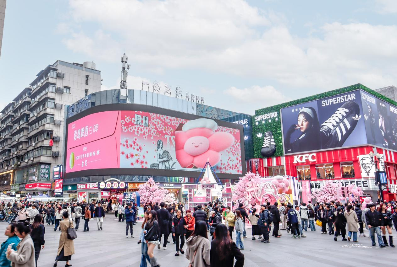 江汉路裸眼 3D‘醉’震撼！青岛啤酒‘破屏’而出，干杯武汉夜！